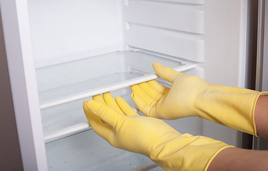 Tháo các ngăn chứa đồ bên trong tủ lạnh