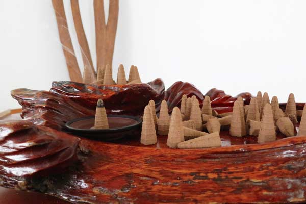 Cách xả xui xẻo bằng đốt trầm hương