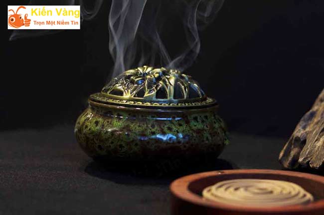 Công dụng của việc đốt trầm hương trong nhà