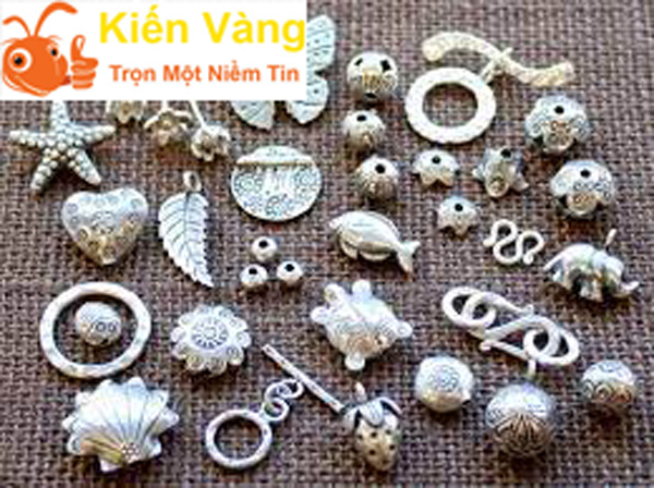 Mệnh Thủy nên mang theo bạc