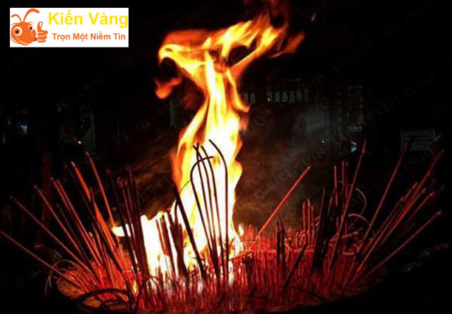Mơ thấy bát hương bàn thờ bị cháy