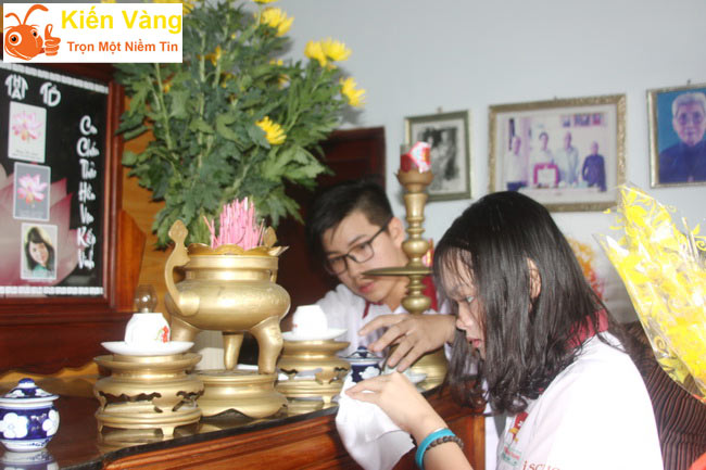 Nằm mơ thấy đang vệ sinh, lau chùi bàn thờ