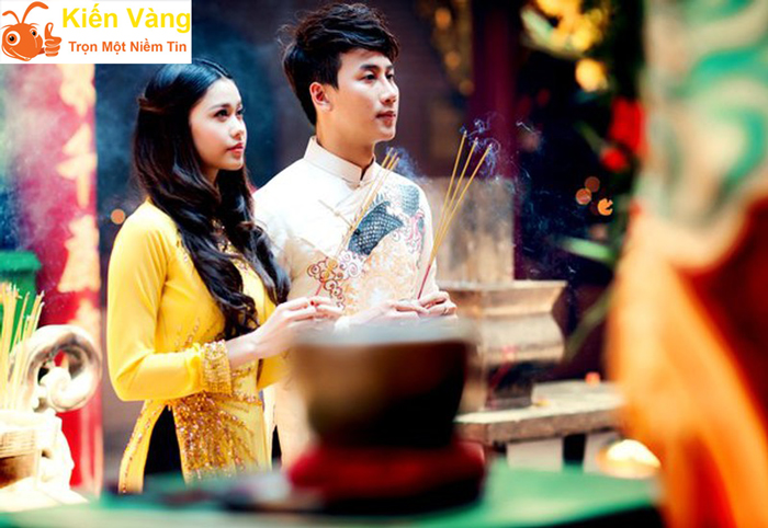 Thắp nhang cầu may mắn
