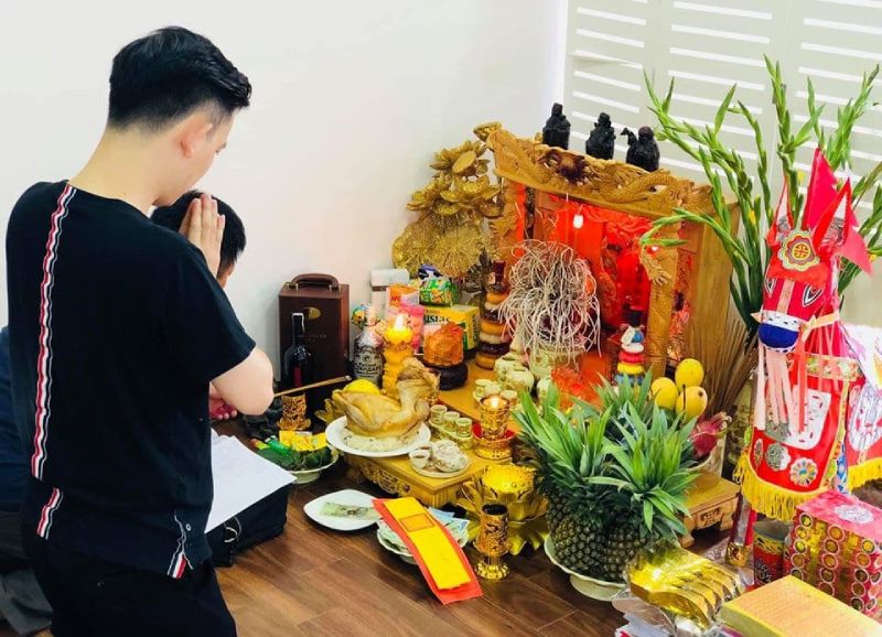 Văn khấn là những lời cầu nguyện, kính báo, và bày tỏ lòng thành kính trước tổ tiên và thần linh.