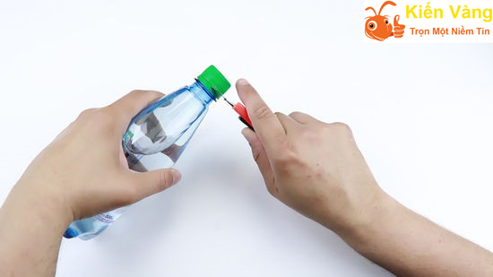 Dùng dao hoặc kéo để mở nắp chai nước