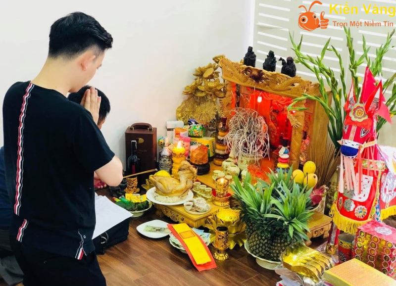Sau khi đặt bàn thờ ở vị trí mới, gia chủ nên thực hiện lễ cúng ông địa theo nghi thức truyền thống.