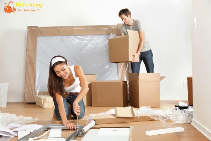 Đóng gói đồ trước khi chuyển nhà.